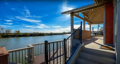 Waterfront retreat, year round fishing, boating, wine tasting. 1 hr from SF!