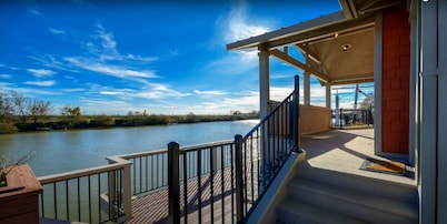 Waterfront retreat, year round fishing, boating, wine tasting. 1 hr from SF!