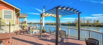 Waterfront retreat, year round fishing, boating, wine tasting. 1 hr from SF!