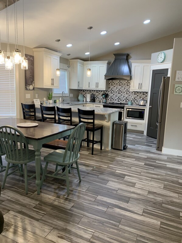 Refrigerador, microondas, horno y parrilla de estufa 