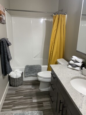 Combined shower/bathtub, hair dryer, towels, soap - Jacki Lynn's Large Idaho Falls Home/10 beds!! (Idaho Falls)