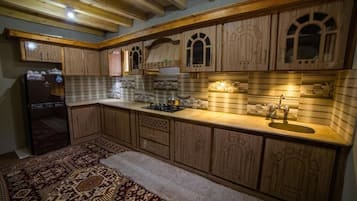 Deluxe-Apartment, Bergblick | Gemeinschaftsküche | Wasserkocher, Hochstuhl, Kochgeschirr/Geschirr/Besteck, Esstisch
