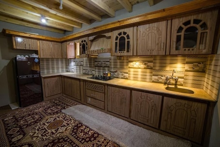 Tetera/pava eléctrica, silla alta para bebés, utensilios de cocina