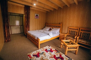Appartement Deluxe, vue montagne | Coin séjour | Télévision LCD de 32 pouces avec chaßnes par satellite, télévision