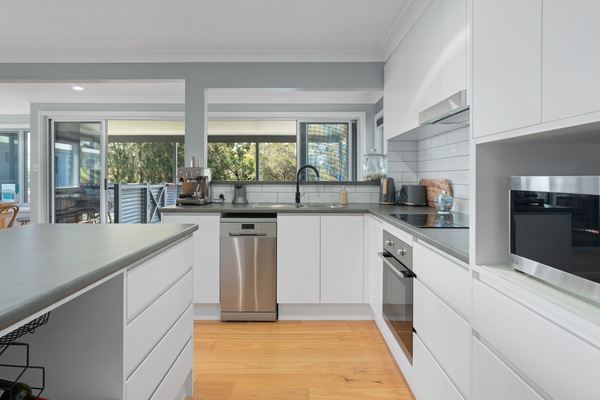 Frigorifero, microonde, forno, piano cottura