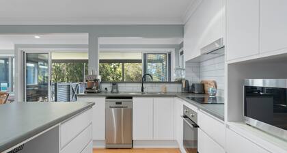 Penny's Hideaway - Ocean - Open Plan Modern Living