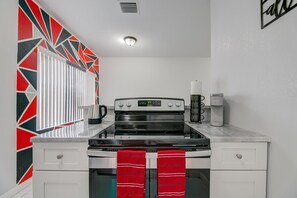 Fridge, microwave, oven, stovetop - Deco Drive Miami • Near Hard Rock Stadium • South Beach • Wynwood (Miami)