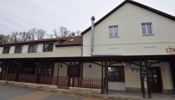 A building with a beige facade, a red-tiled roof, and a sign indicating a restaurant. - Parkhotel Schwedt (Schwedt/Oder)