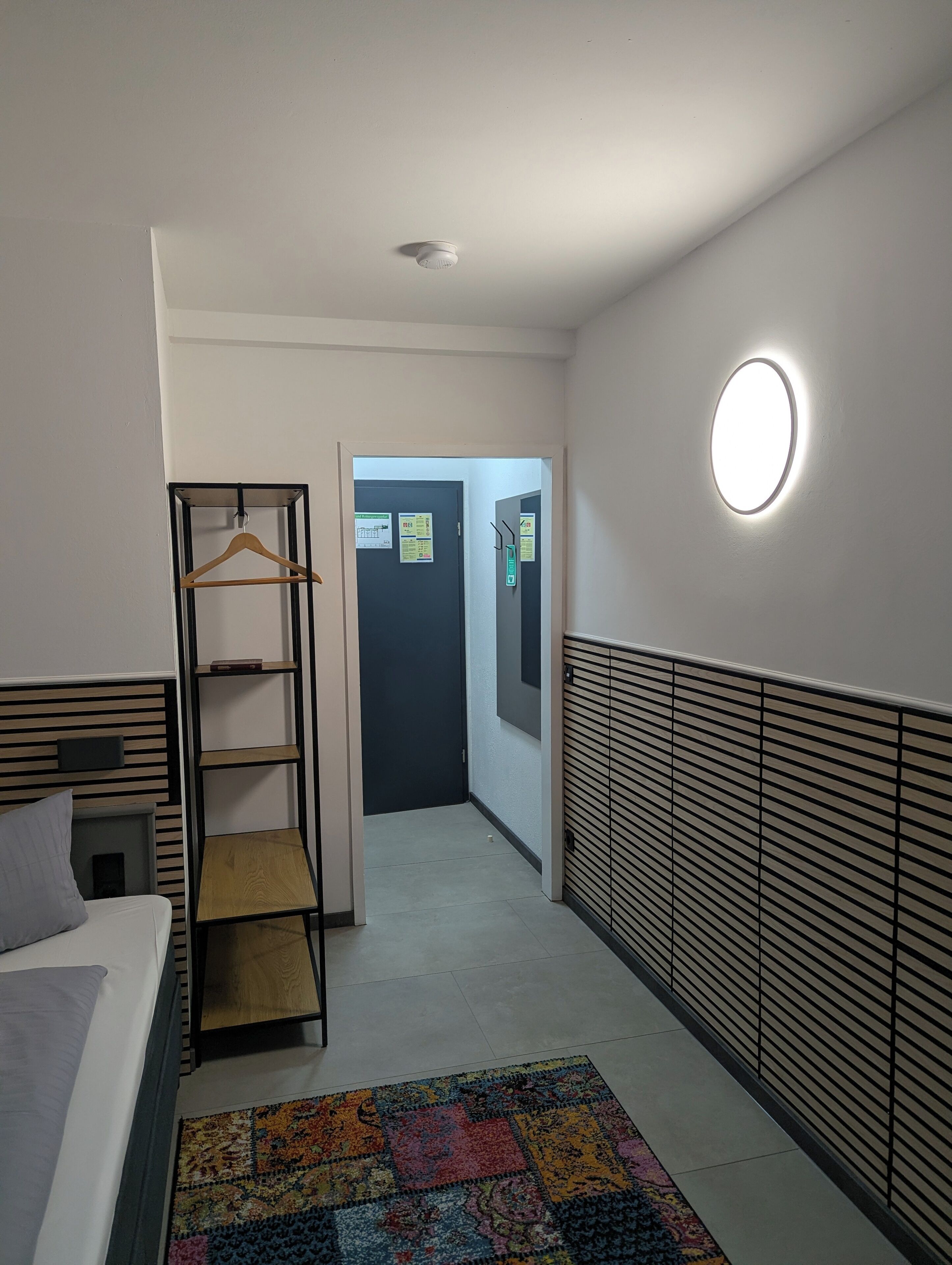 Basic-Einzelzimmer | Allergikerbettwaren, Schreibtisch, laptopgeeigneter Arbeitsplatz