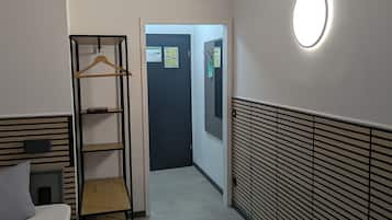 Basic-Einzelzimmer | Allergikerbettwaren, Schreibtisch, laptopgeeigneter Arbeitsplatz