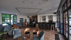 Un área de bar moderna con asientos y una barra.