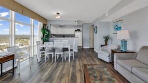Eine moderne Wohnung mit Essbereich, Küche und Wohnzimmer.