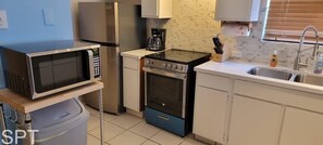 Een koelkast, een microgolfoven, een oven, een vaatwasser