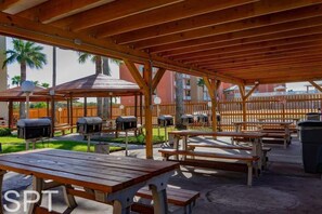 Outdoor dining - *Beach access Condo * Nice pool/hot tub area w/bbq (Gulfview I – #213) by RedAwning (South Padre Island)