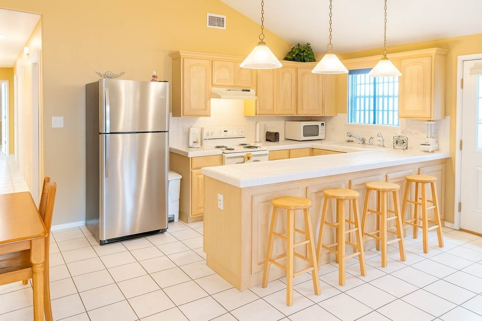 Réfrigérateur, micro-ondes, four, lave-vaisselle