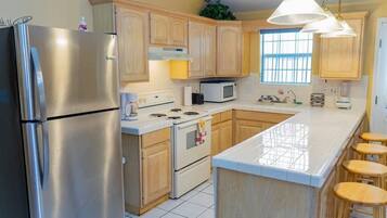 Refrigerador, microondas, horno, lavavajillas