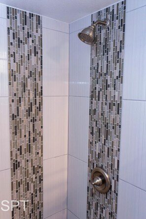 Douche, sèche-cheveux, serviettes fournies