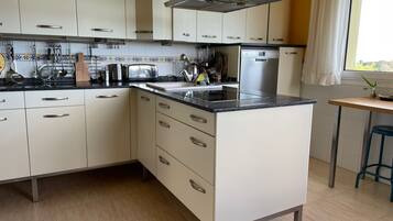 Een koelkast, een magnetron, een oven, een kookplaat