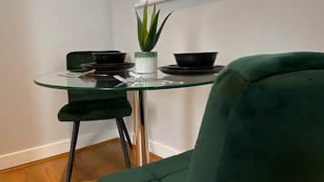 Apartamento, baño privado | Interior