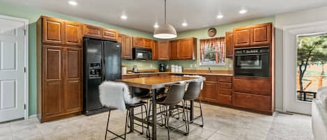 ثلاجة، ميكروويف، فرن، موقد طهي مسطح