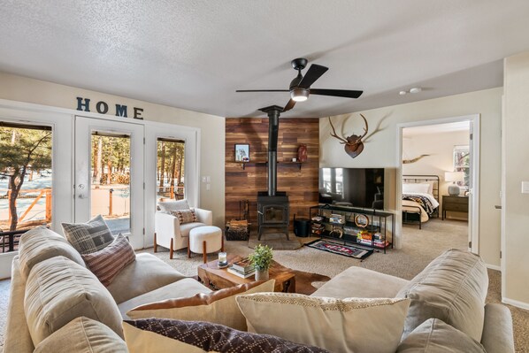 3 chambres, bureau, fer et planche à repasser, lit parapluie