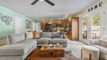 TV connectée, cheminée, livres