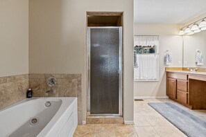 Ensemble douche/baignoire, baignoire Ă jets, sĂšche-cheveux
