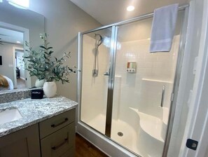 Bathtub, hair dryer, towels, shampoo - Kanab Retreat Near Zion w/ Hot Tub & Views (Kanab)