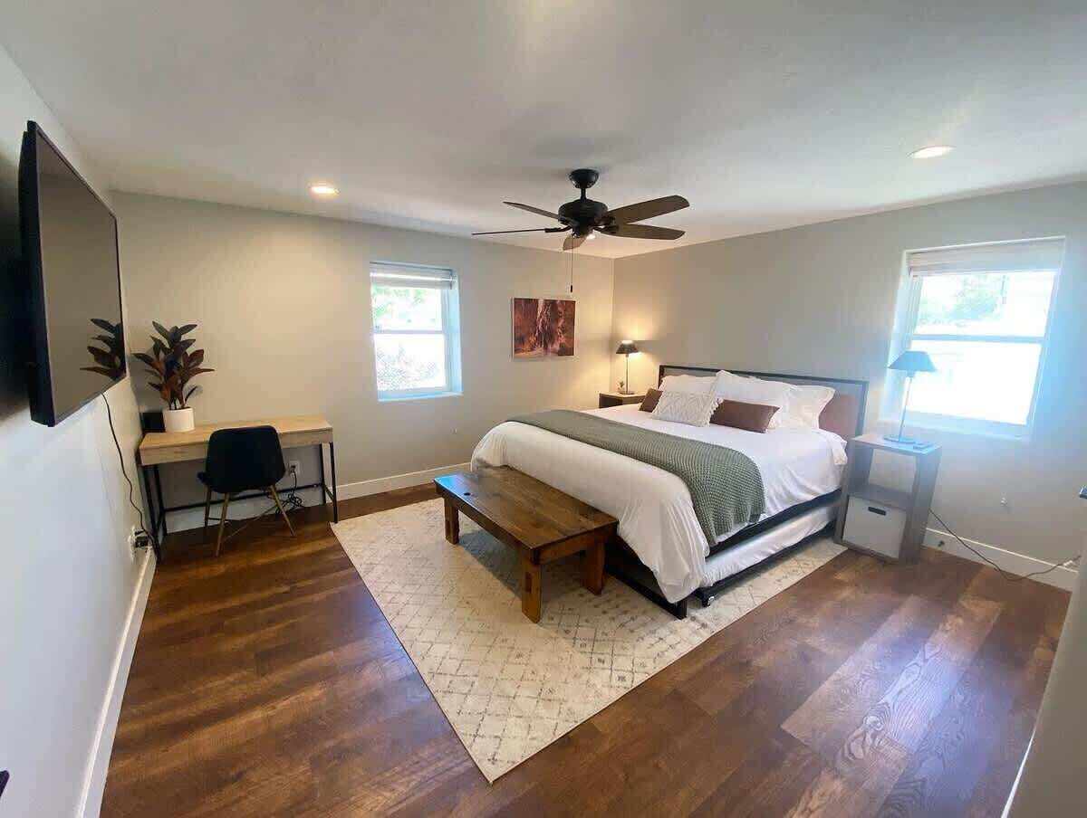 3 chambres, bureau, fer et planche à repasser, lit de bébé portatif