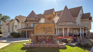 Ein Hotel mit einem gut sichtbaren Schild für Canyon's Hotel und einem Restaurant namens Sequo.