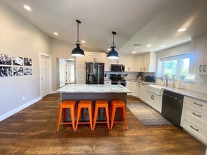 Frigorifero, microonde, forno, piano cottura