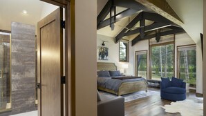 Une chambre spacieuse avec un grand lit, un coin salon et une vue sur l’extérieur.