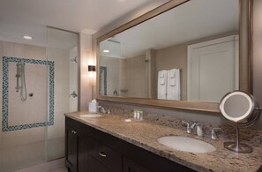 Bañera con ducha, bañera de hidromasaje, secador de pelo, toallas