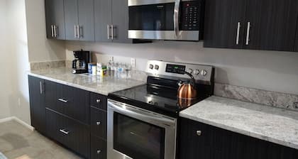 LOVE NEST--NEWLY RENOVATED Sleeps 7--CLOSE TO DOWNTOWN, AIRPORT & ATTRACTIONS