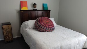 A neatly made bed with a patterned pillow and a decorative headboard. - LOVE NEST--NEWLY RENOVATED Sleeps 7--CLOSE TO DOWNTOWN, AIRPORT & ATTRACTIONS (Orlando)