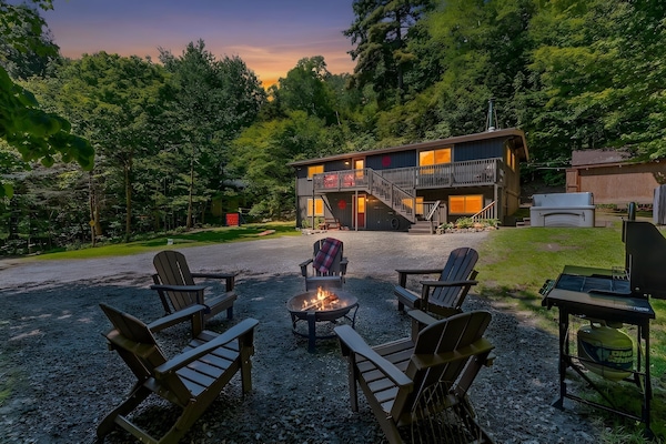 Between the Pines Cabin Retreat- Hot Tub, FirePit, Grill, Corn hole, Connect 4