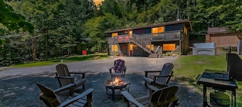 Between the Pines-Hot Tub Bliss🎿Game Room, Firepit & Pet Friendly!