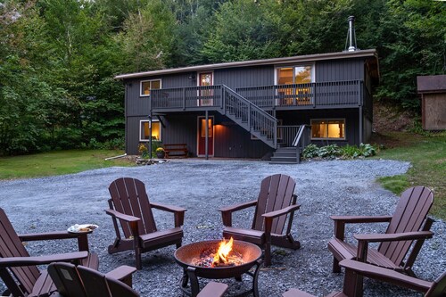 Between the Pines-Hot Tub Bliss🎿Game Room, Firepit & Pet Friendly!