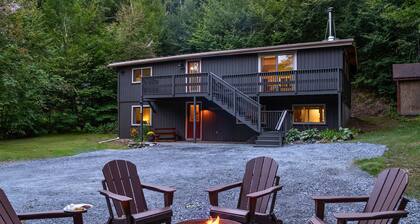 Between the Pines-Hot Tub Bliss🎿Game Room, Firepit & Pet Friendly!