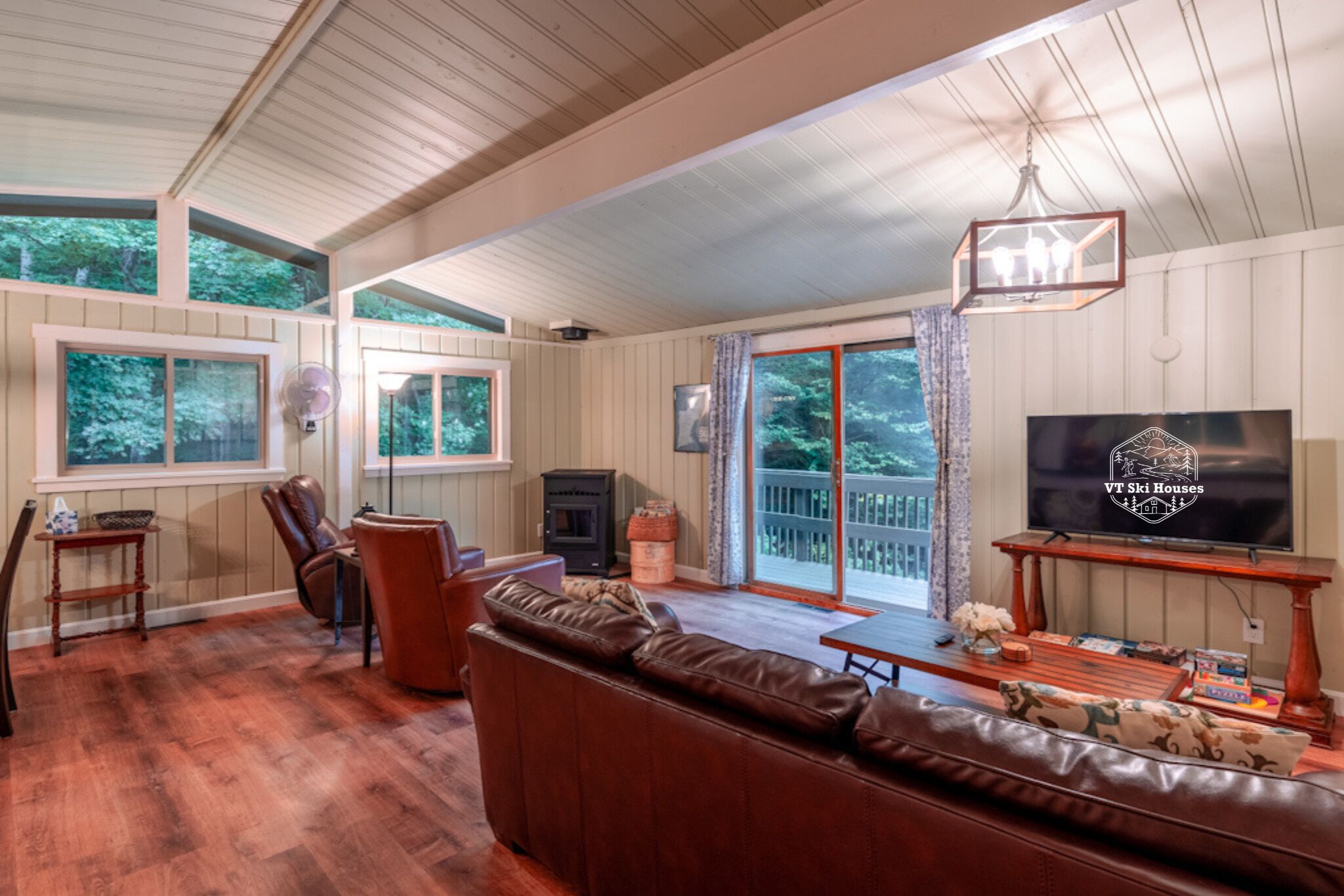 TV connectée, cheminée, espaces bureaux