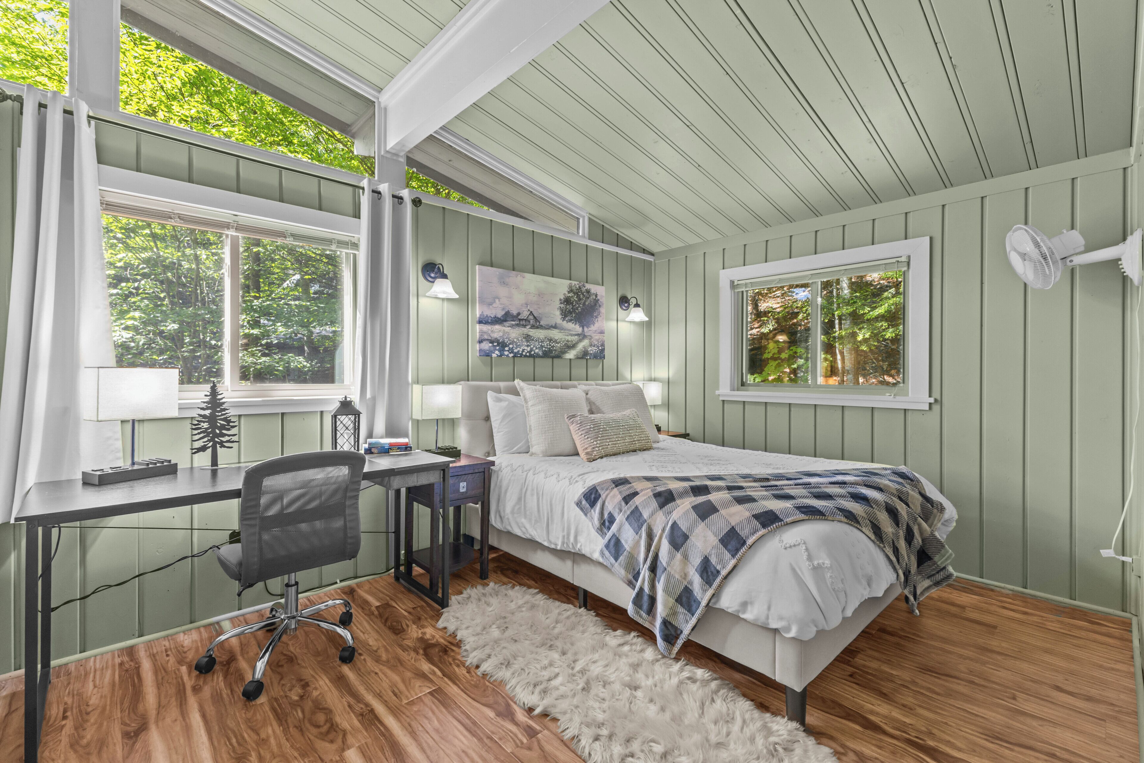 5 bedrooms, desk, iron/ironing board, travel crib
