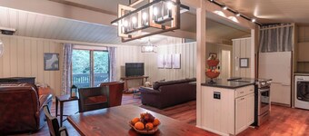 Between the Pines-Hot Tub Bliss🎿Game Room, Firepit & Pet Friendly