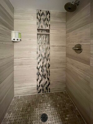 Combined shower/tub, hair dryer, towels, soap - Pets Welcome! HOT TUB, Games, Backyard, Free Wine, WiFi, 4 TVs (Richardson)