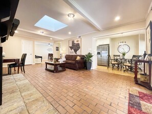 Smart TV, fireplace, video games, table tennis - Pets Welcome! HOT TUB, Games, Backyard, Free Wine, WiFi, 4 TVs (Richardson)