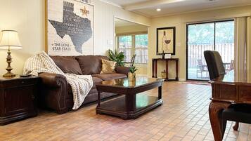 Smart-TV, Kamin, Videospiele, Tischtennisplatte