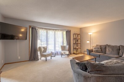 A 2000 sq ft Family Home W/ 2 King Bed + Game Room - A home away from home in a flourishing & inviti