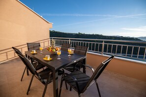 Outdoor dining - LUXURY KING APARTMENT (Duba)