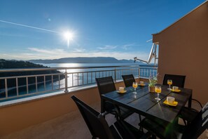 Outdoor dining - LUXURY KING APARTMENT (Duba)