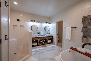 Badewanne, Handtücher, Toilettenpapier