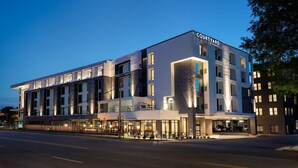 A Courtyard by Marriott hotel with a modern design, multiple floors, and a well-lit facade. - Courtyard by Marriott Richmond Scott’s Addition (Richmond)